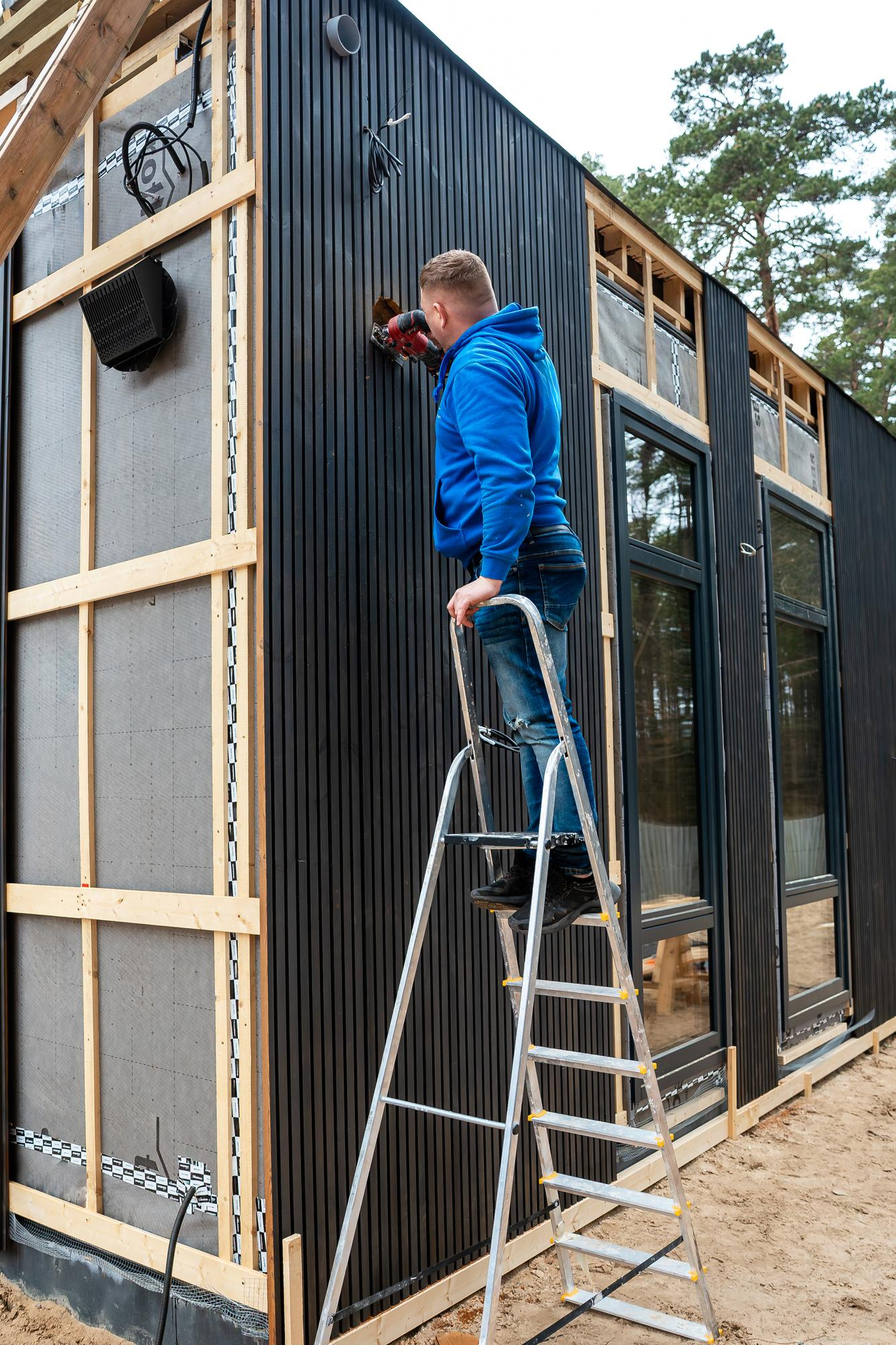 Open concept backyard ADU with folding glass doors in Los Angeles – Best ADU LA